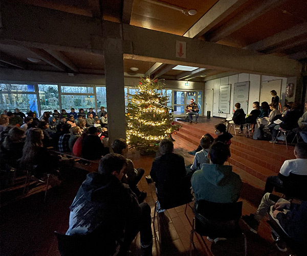 Alle singen gemeinsam Weihnachtslieder