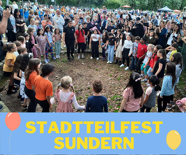 Kinder tanzen auf dem Stadtteilfest im Kreis